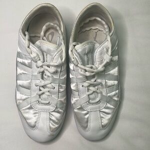 Nfinity evolution cheer shoes 8.5